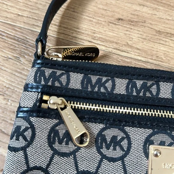 Michael kors wristlet - Picture 5 of 9